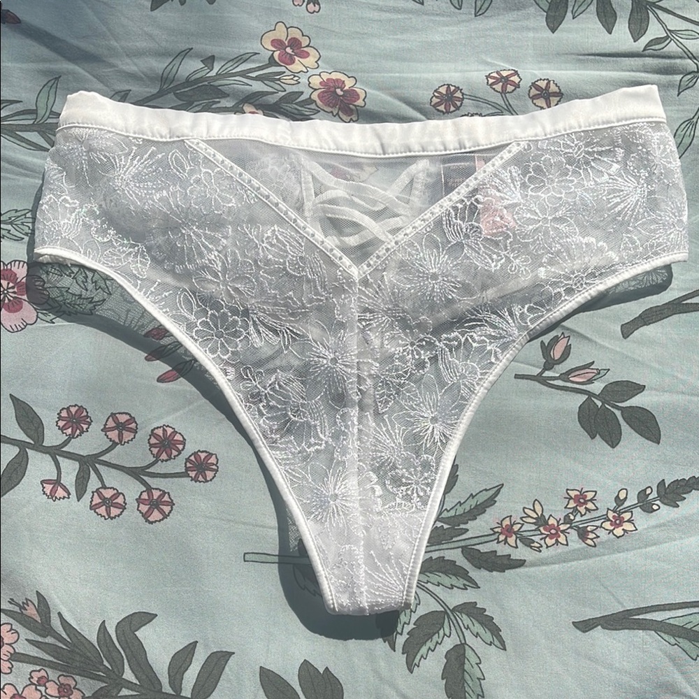 Victoria's Secret White Lace Thong Panties (M)